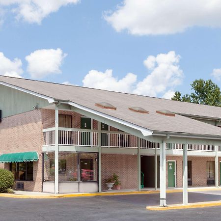 Days Inn By Wyndham Columbia Ne Fort Jackson Eksteriør billede