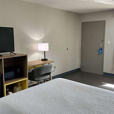 Days Inn By Wyndham Columbia Ne Fort Jackson Eksteriør billede