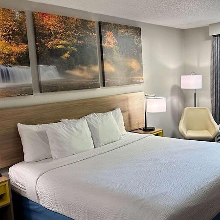 Days Inn By Wyndham Columbia Ne Fort Jackson Eksteriør billede