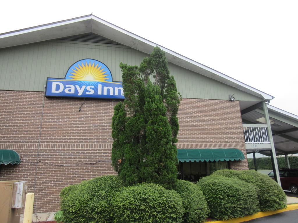 Days Inn By Wyndham Columbia Ne Fort Jackson Eksteriør billede
