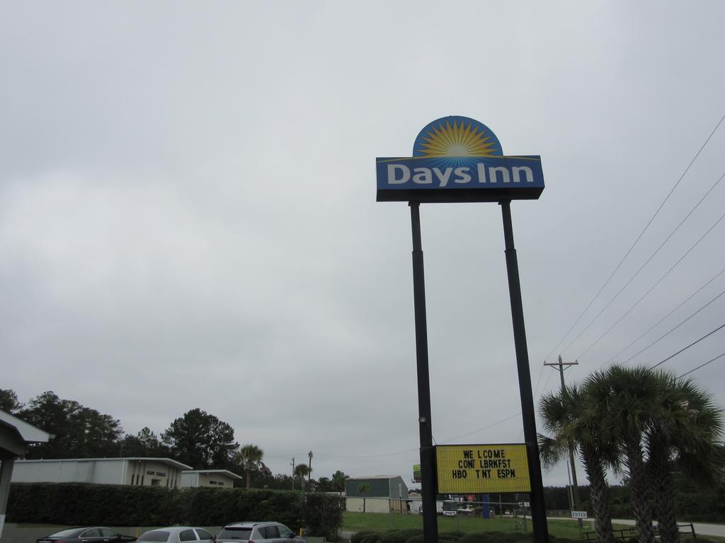 Days Inn By Wyndham Columbia Ne Fort Jackson Eksteriør billede