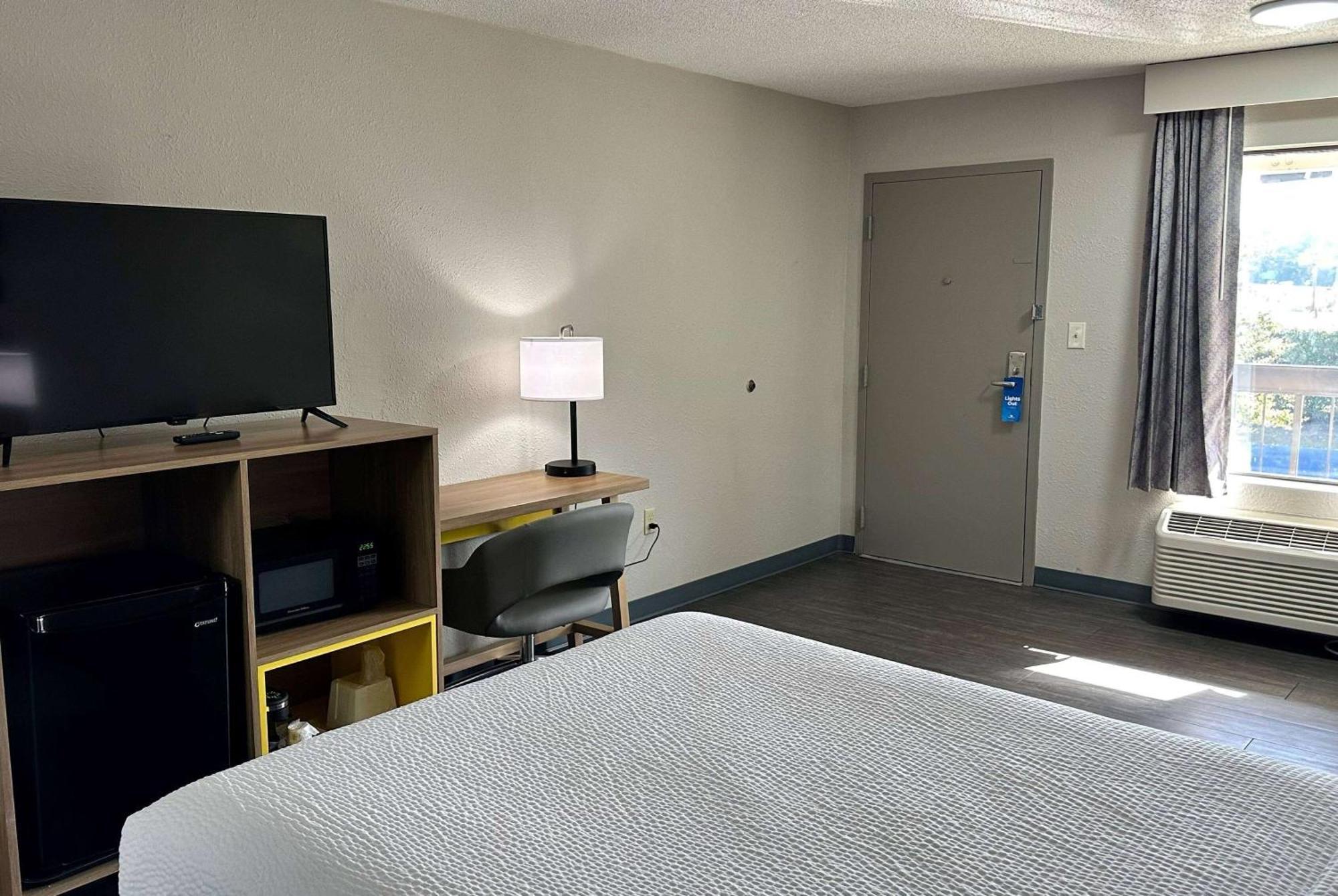 Days Inn By Wyndham Columbia Ne Fort Jackson Eksteriør billede