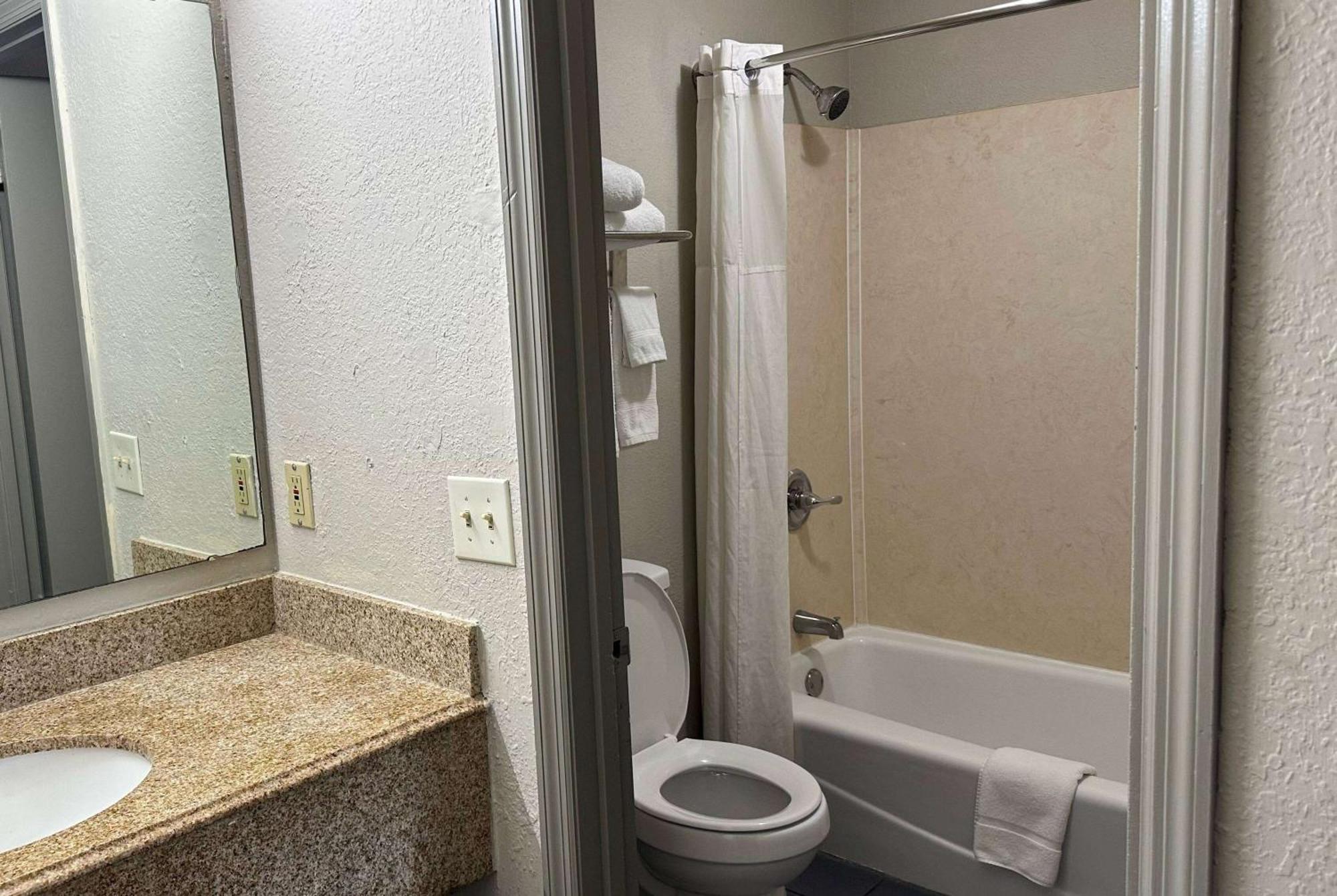 Days Inn By Wyndham Columbia Ne Fort Jackson Eksteriør billede