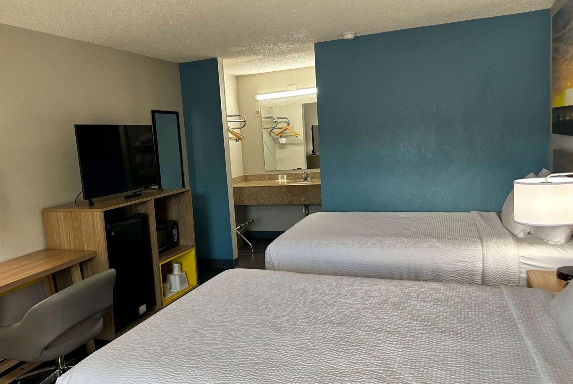 Days Inn By Wyndham Columbia Ne Fort Jackson Eksteriør billede