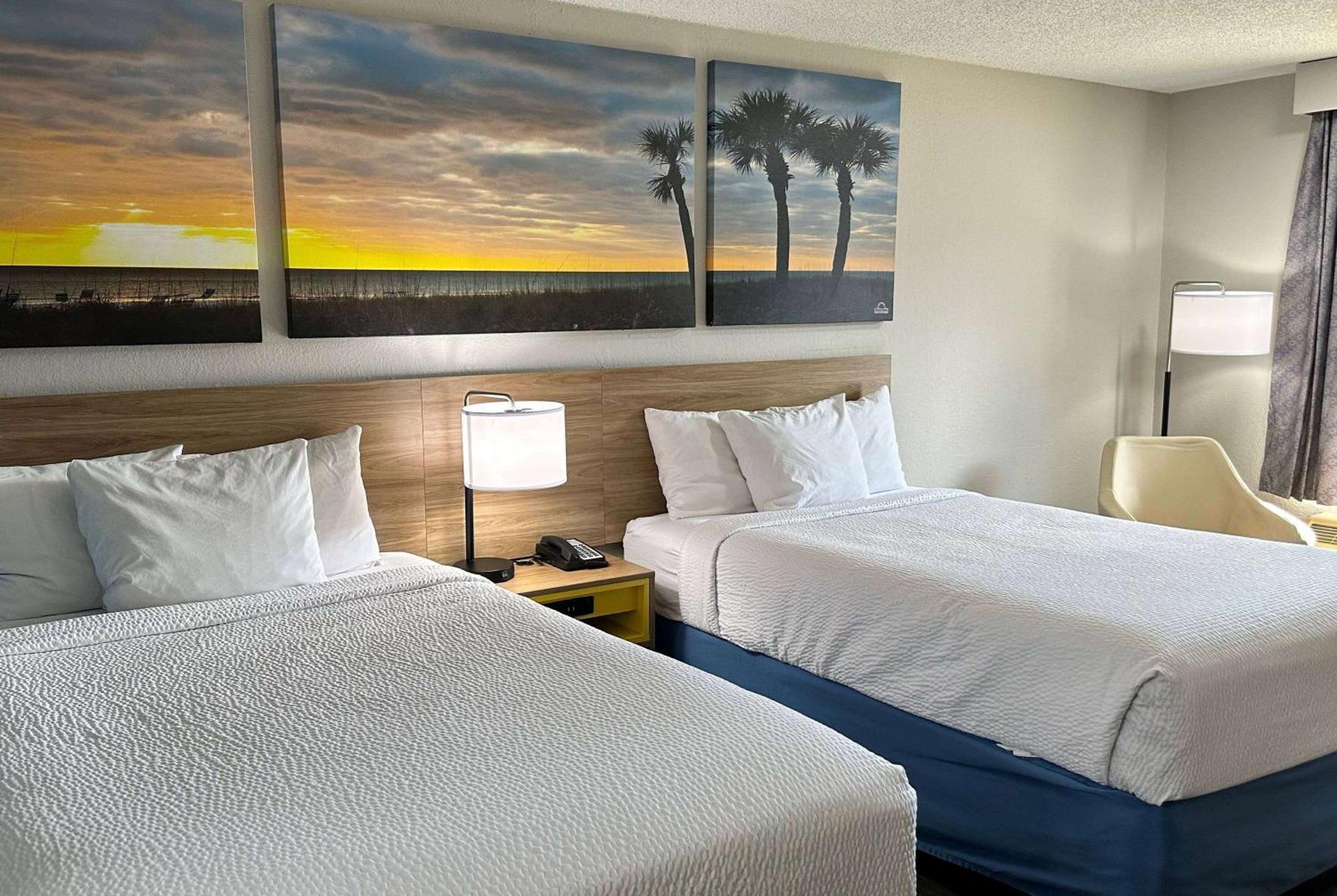 Days Inn By Wyndham Columbia Ne Fort Jackson Eksteriør billede