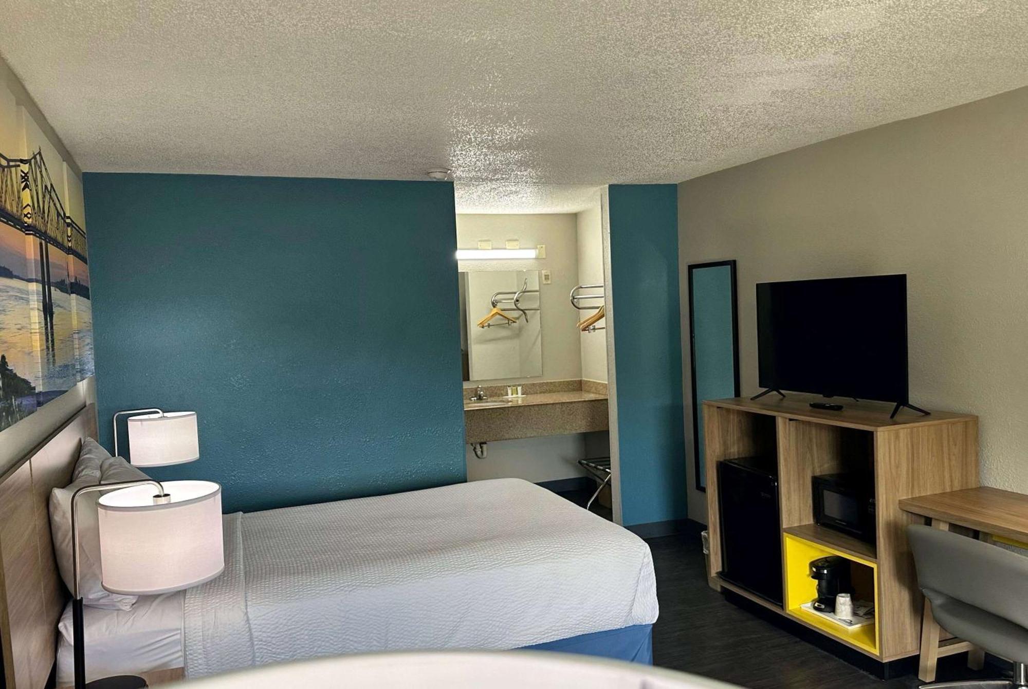 Days Inn By Wyndham Columbia Ne Fort Jackson Eksteriør billede