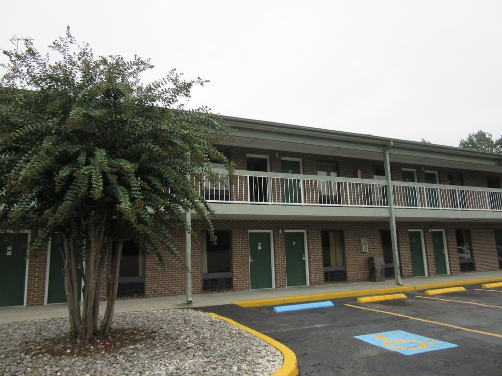 Days Inn By Wyndham Columbia Ne Fort Jackson Eksteriør billede
