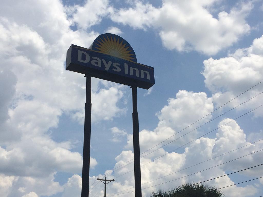 Days Inn By Wyndham Columbia Ne Fort Jackson Eksteriør billede